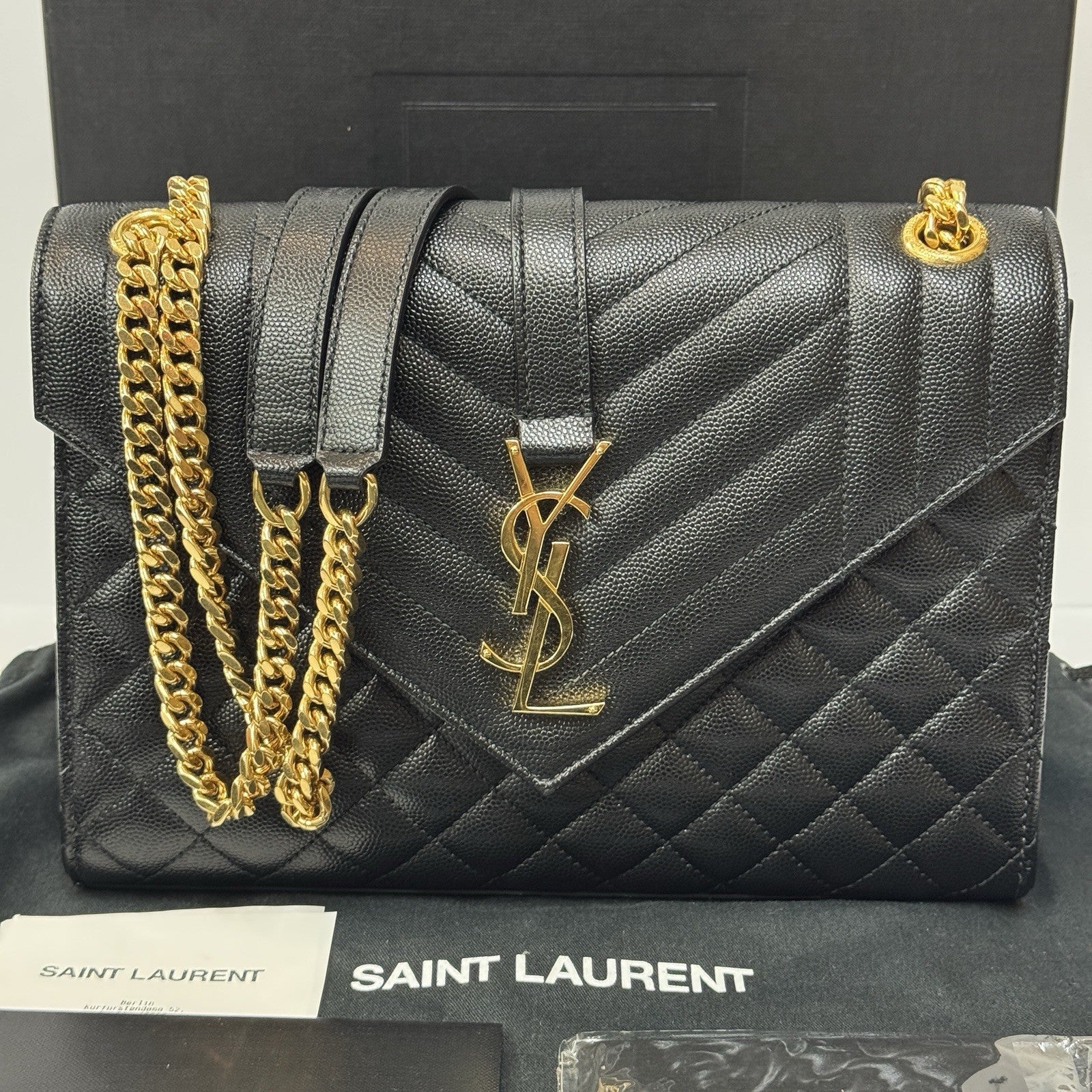 Saint Laurent Envelope Medium gegerbtes Grain De Poudre Leder Schwarz/Gold