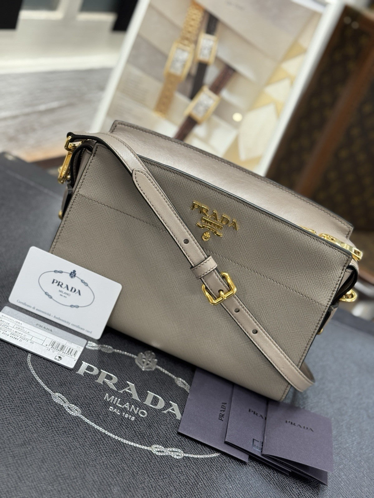 Prada Bandoliera Bag Saffiano Leder Argilla Taupe Grau Umhängetasche 1BH104
