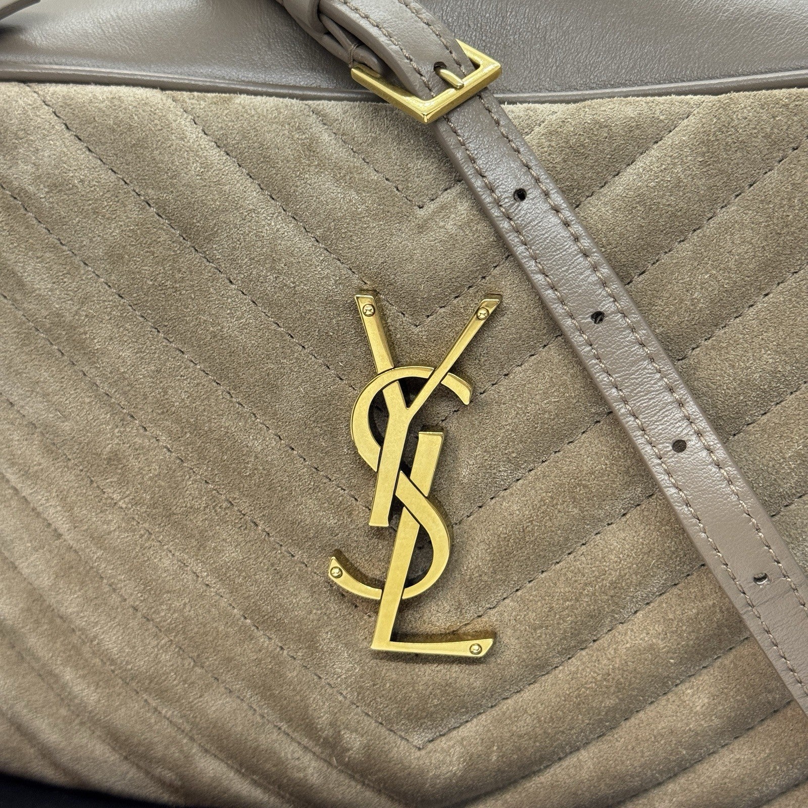Saint Laurent Lou Camera Bag aus gestepptem Velours- und Glattleder in Beige