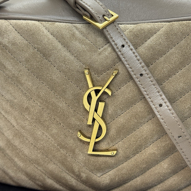 Saint Laurent Lou Camera Bag aus gestepptem Velours- und Glattleder in Beige