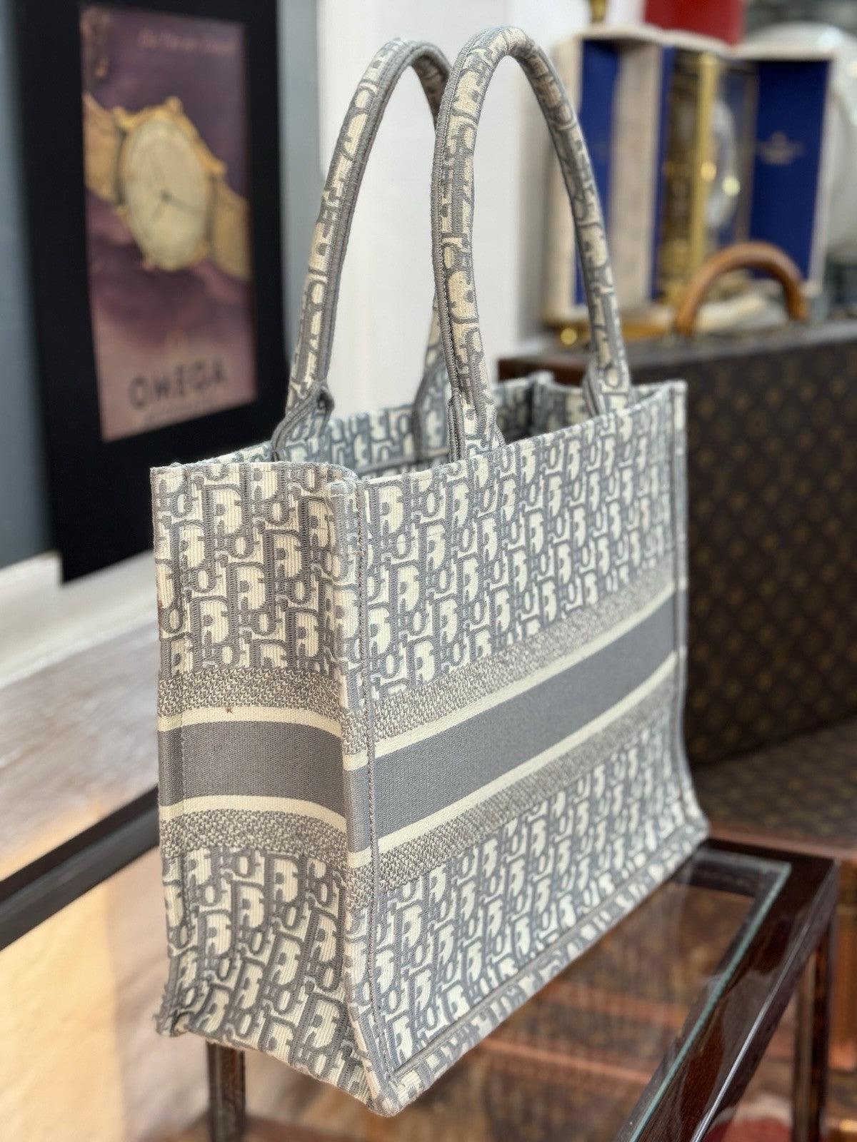 Mittelgroße Dior Book Tote Medium Tasche mit Oblique Stickerei in Grau