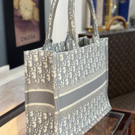 Mittelgroße Dior Book Tote Medium Tasche mit Oblique Stickerei in Grau
