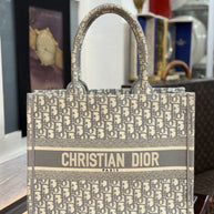 Mittelgroße Dior Book Tote Medium Tasche mit Oblique Stickerei in Grau