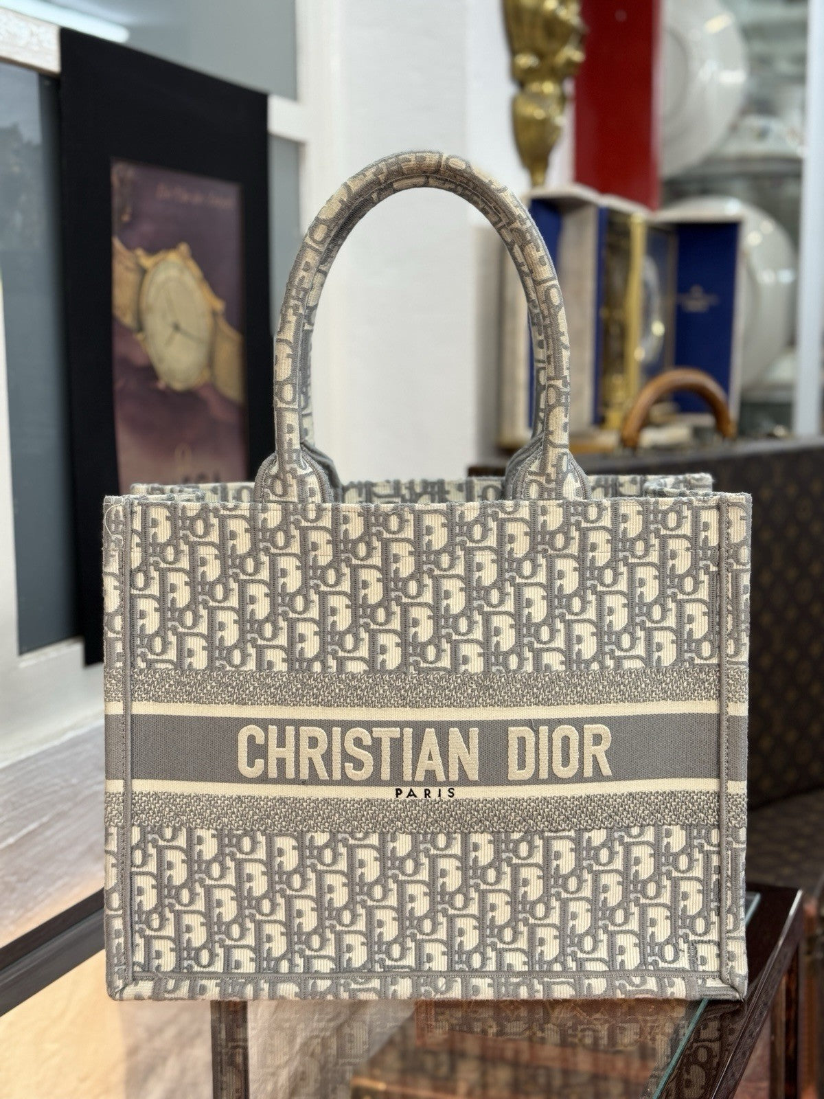 Mittelgroße Dior Book Tote Medium Tasche mit Oblique Stickerei in Grau