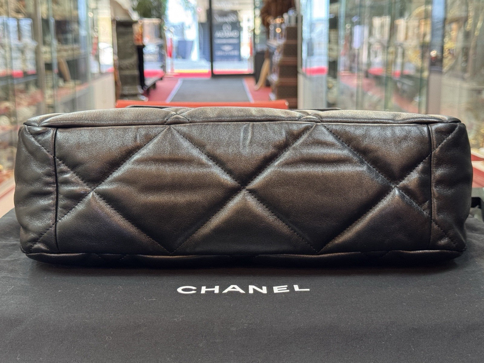 Chanel 19 Flap Bag „Jumbo“ Schwarz Lammleder großes Modell wie NEU