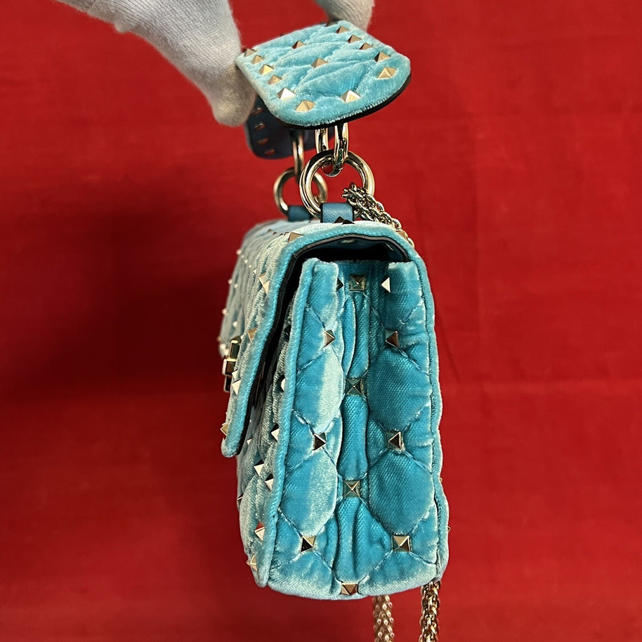 Valentino Garavani small Rockstud Umhängetasche Türkisblau Samt/Velours & Gold