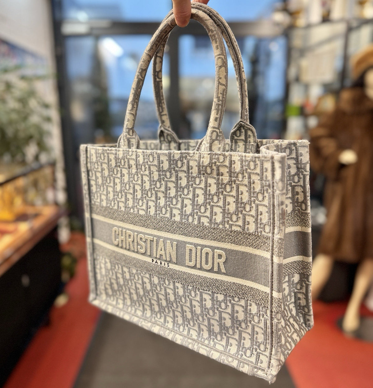 Mittelgroße Dior Book Tote Medium Tasche mit Oblique Stickerei in Grau