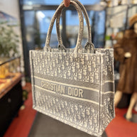 Mittelgroße Dior Book Tote Medium Tasche mit Oblique Stickerei in Grau