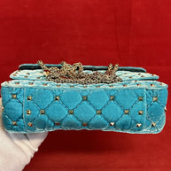 Valentino Garavani small Rockstud Umhängetasche Türkisblau Samt/Velours & Gold