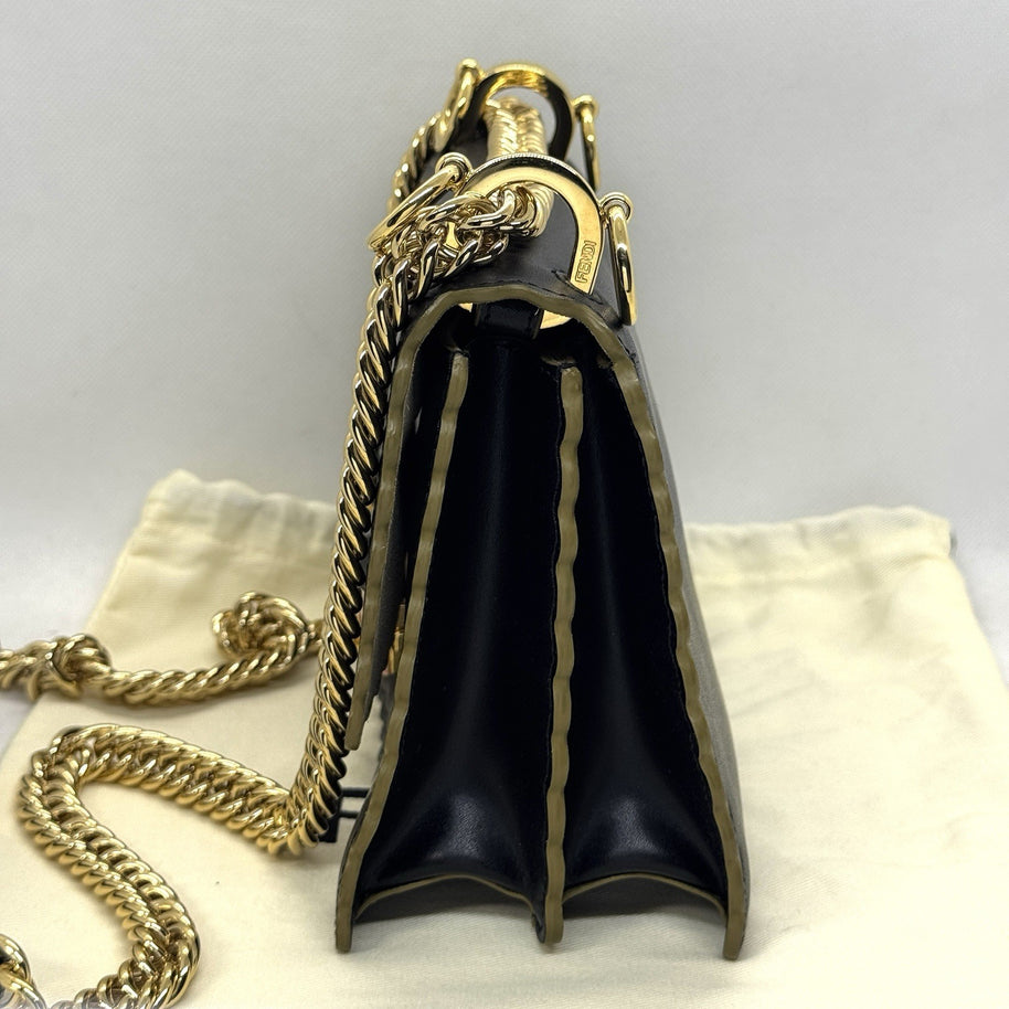 Fendi Kan I Umhängetasche Leder Schwarz / Gold mit Wellenrand