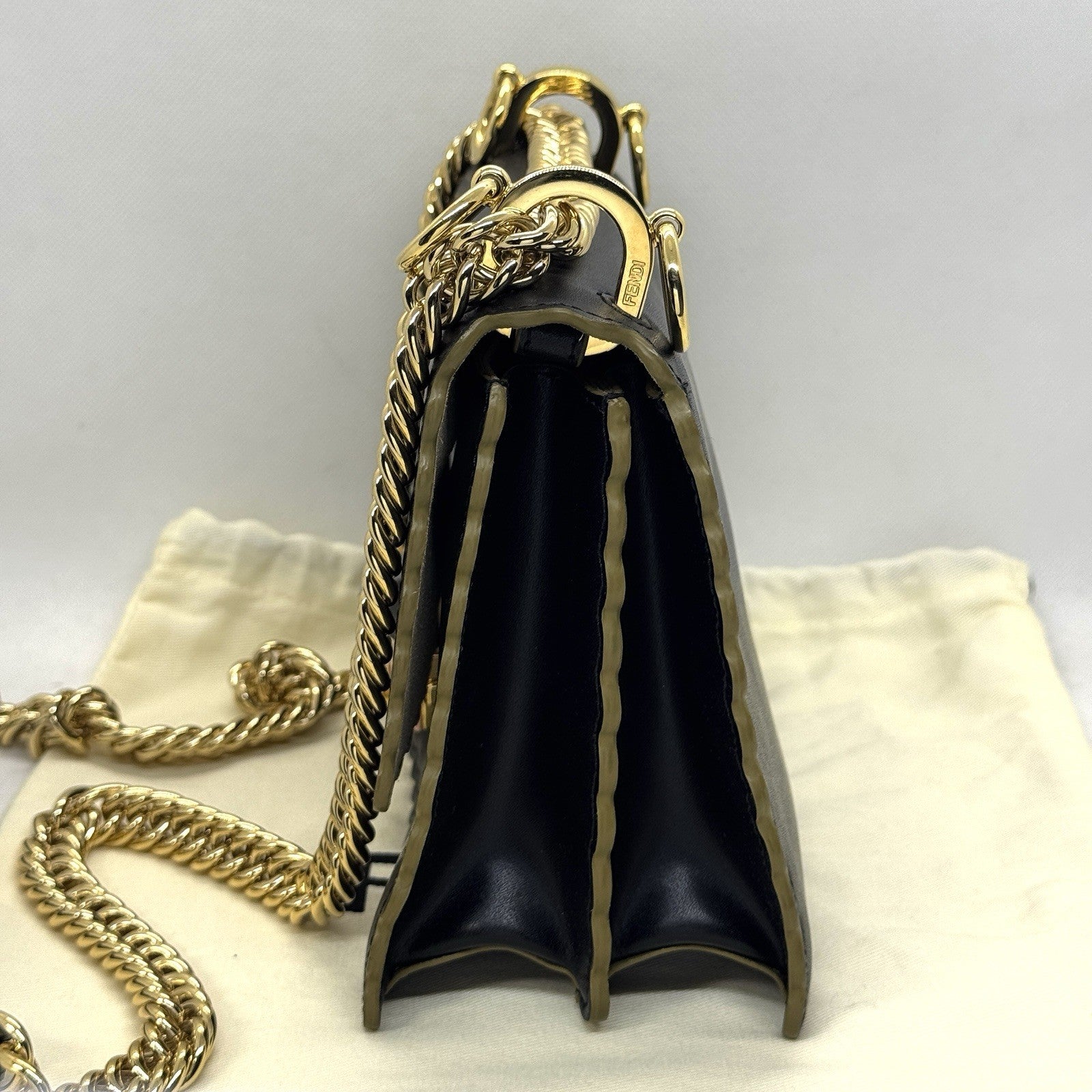 Fendi Kan I Umhängetasche Leder Schwarz / Gold mit Wellenrand