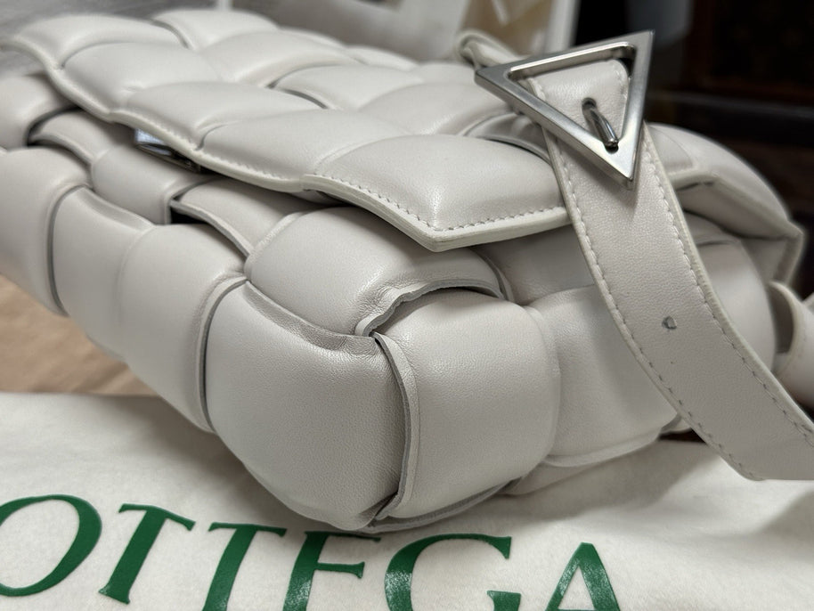 Bottega Veneta Padded Cassette Medium Weiss Leder Shoulder Bag