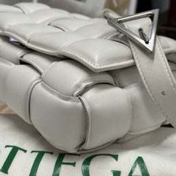 Bottega Veneta Padded Cassette Medium Weiss Leder Shoulder Bag