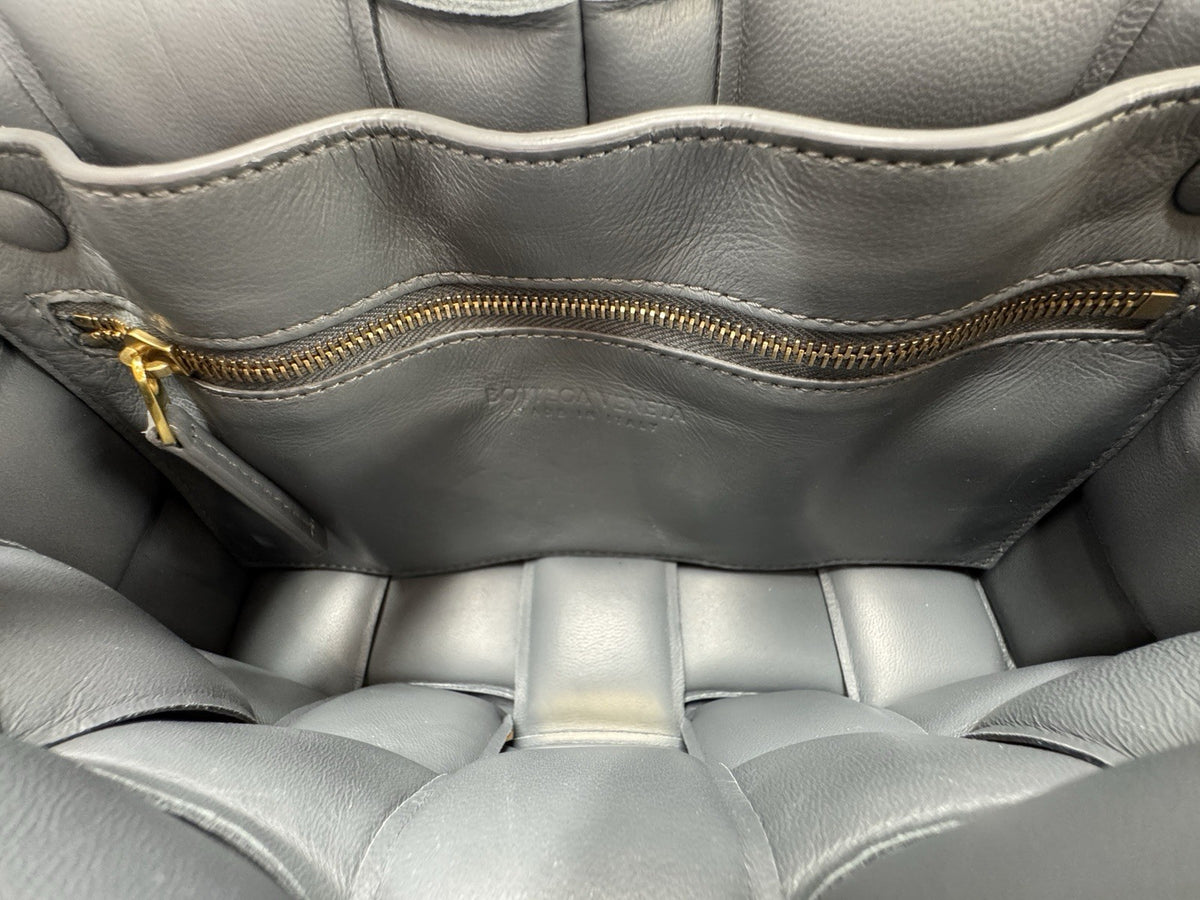 Bottega Veneta Padded Cassette Medium Grau Leder & Gold HW