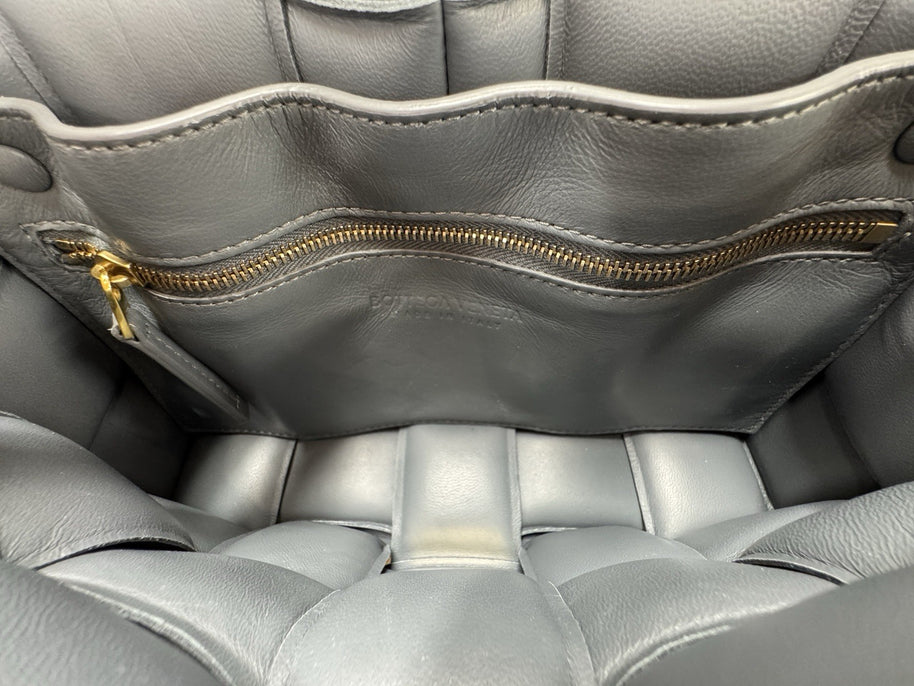 Bottega Veneta Padded Cassette Medium Grau Leder & Gold HW