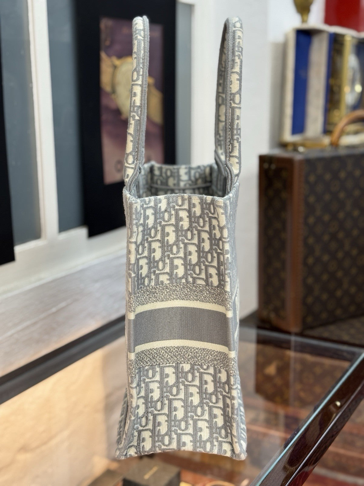 Mittelgroße Dior Book Tote Medium Tasche mit Oblique Stickerei in Grau