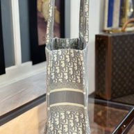 Mittelgroße Dior Book Tote Medium Tasche mit Oblique Stickerei in Grau