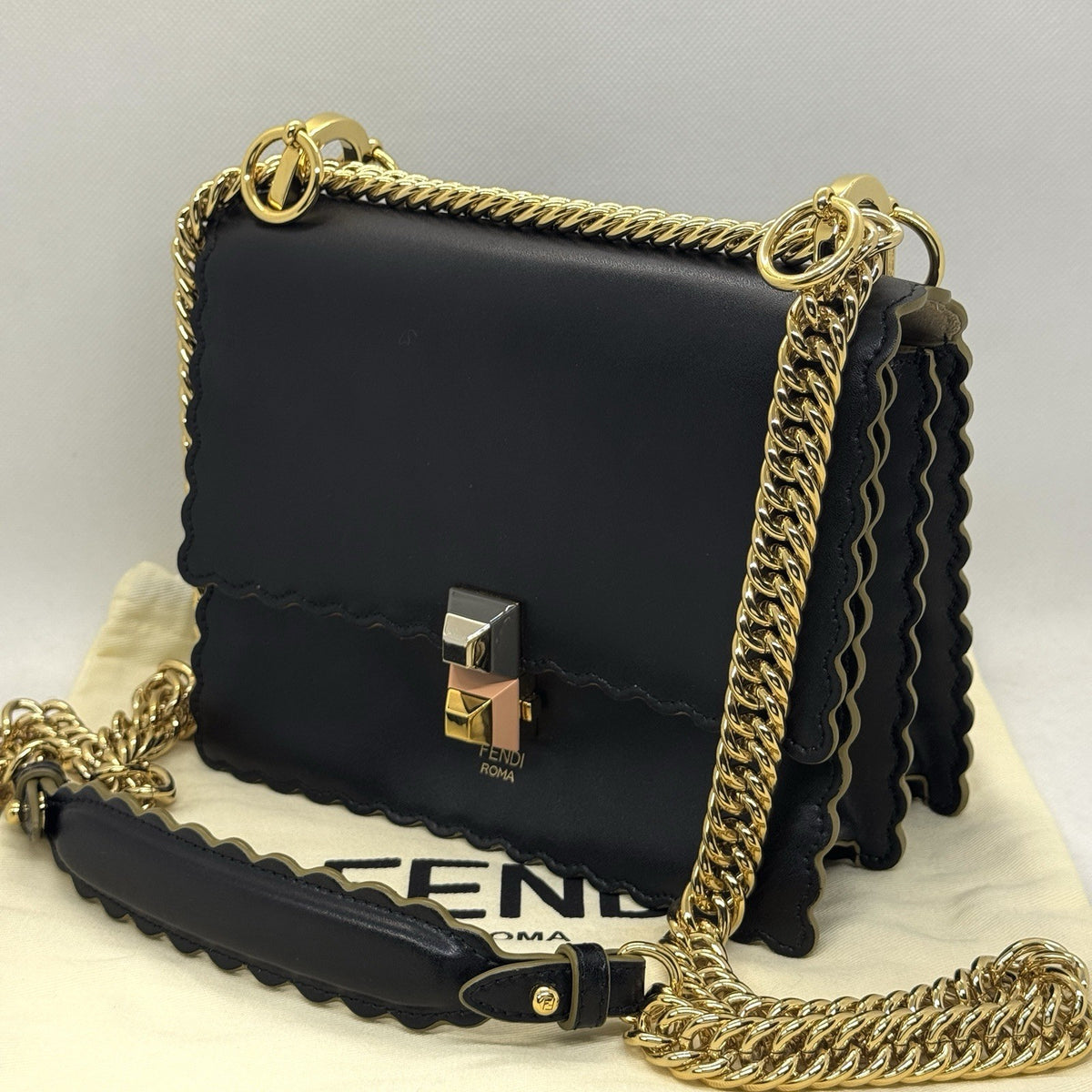 Fendi Kan I Umhängetasche Leder Schwarz / Gold mit Wellenrand
