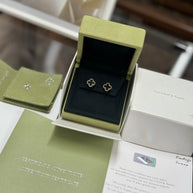 Van Cleef & Arpels Ohrstecker Sweet Alhambra 18 Karat Gelbgold Onyx VCARA44900