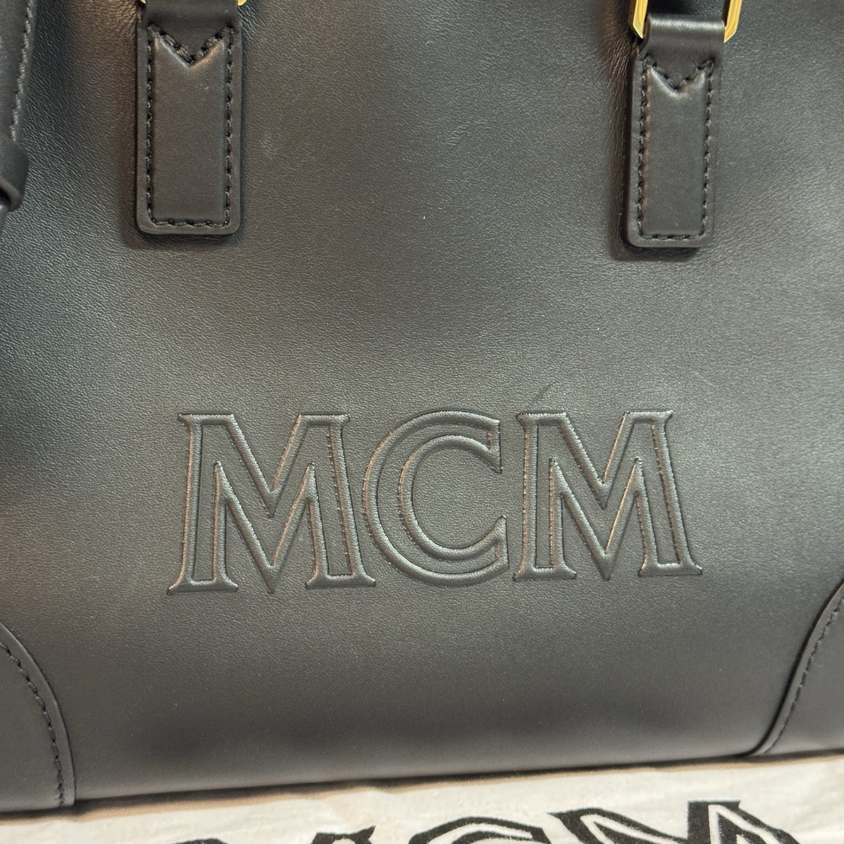 MCM Aren Boston Medium Black Umhängetasche Schwarz & Gold mit Rechnung 2023