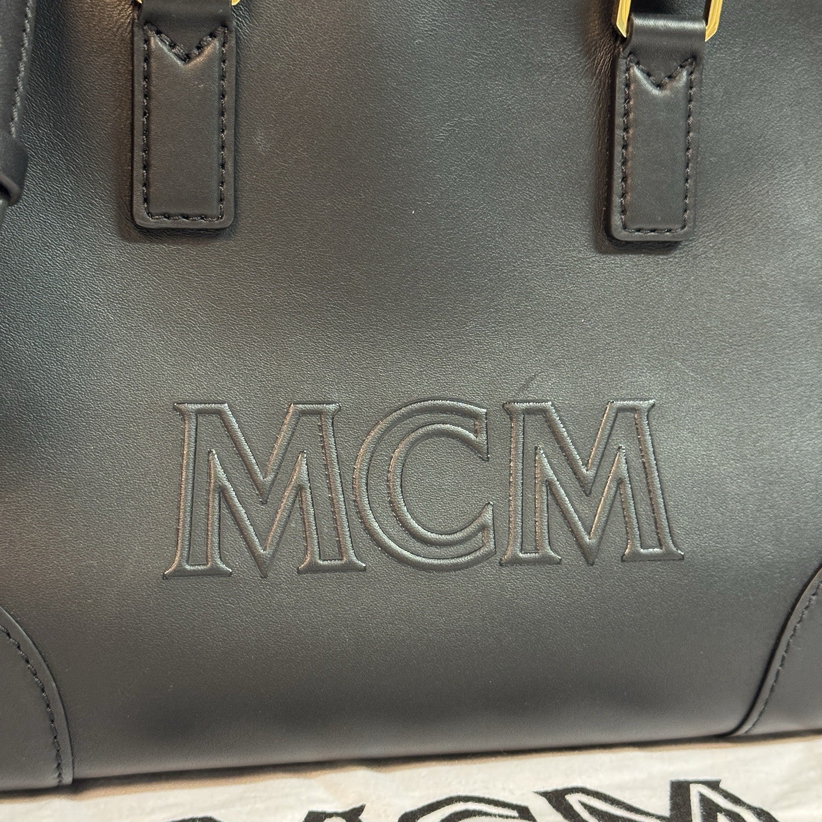 MCM Aren Boston Medium Black Umhängetasche Schwarz & Gold mit Rechnung 2023