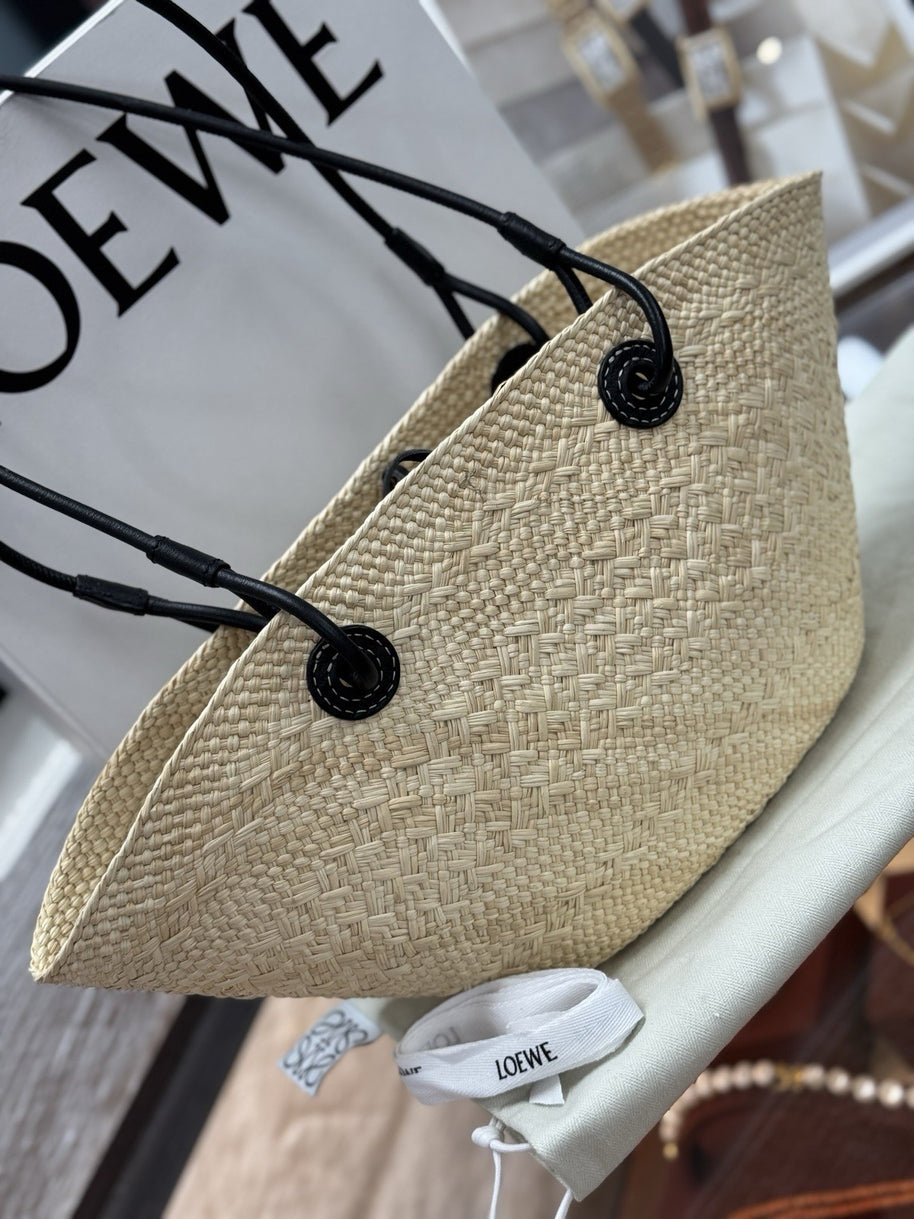 Loewe kleine Anagram Basket Bag aus Iraca-Palme und Kalbsleder Strandtasche