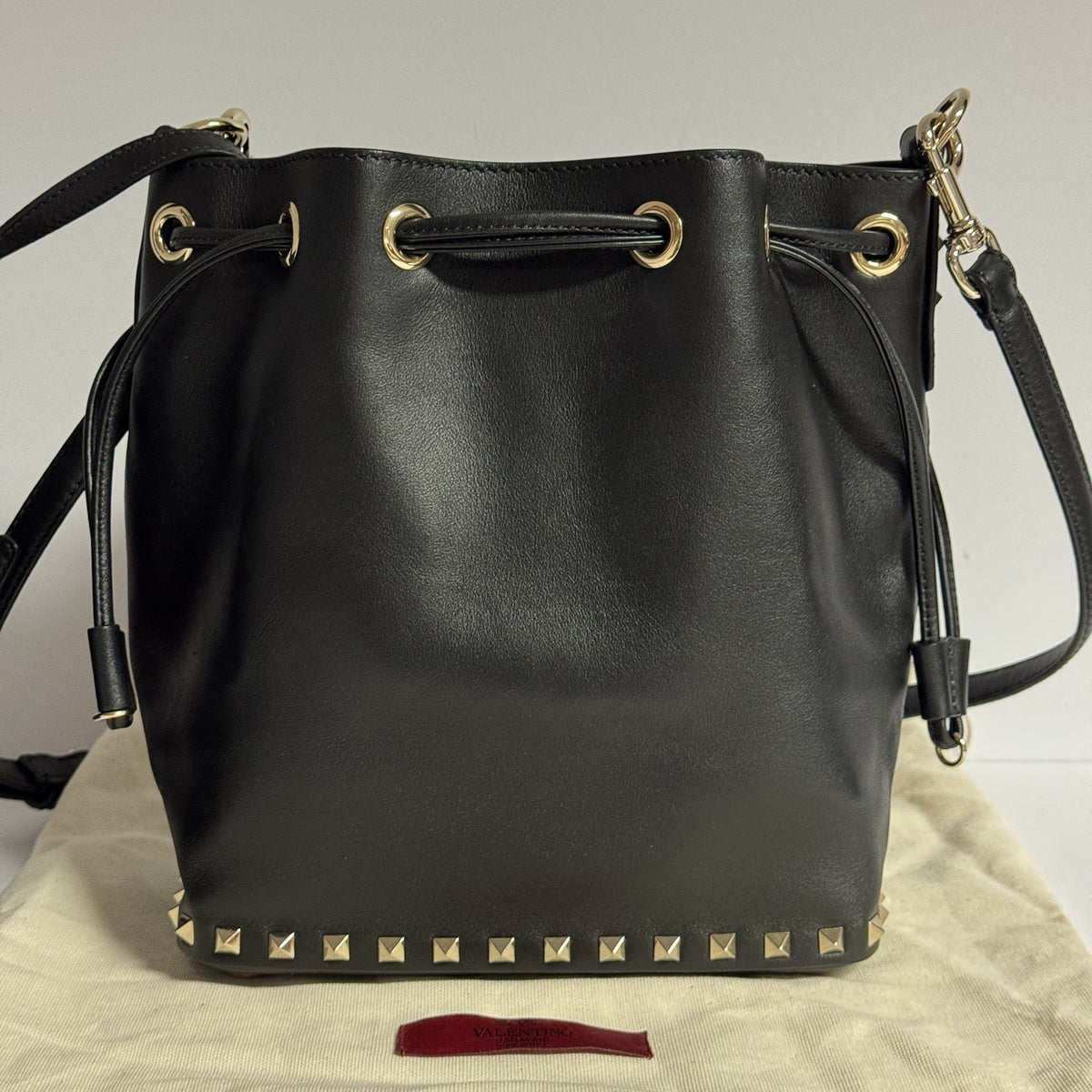 Valentino Garavani Rockstud Bucket Bag „Noe“ Umhängetasche + Pochette Schwarz