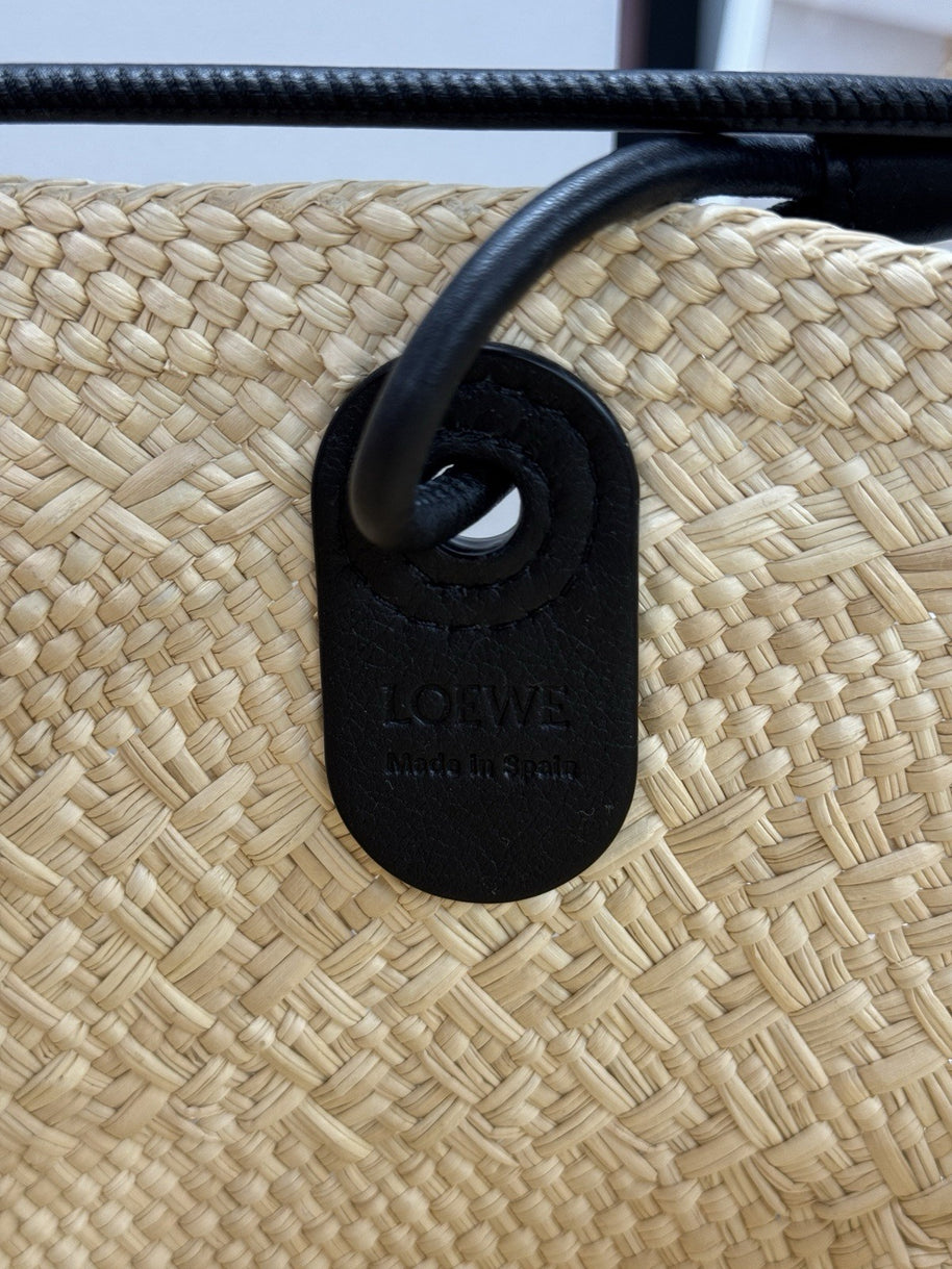 Loewe kleine Anagram Basket Bag aus Iraca-Palme und Kalbsleder Strandtasche