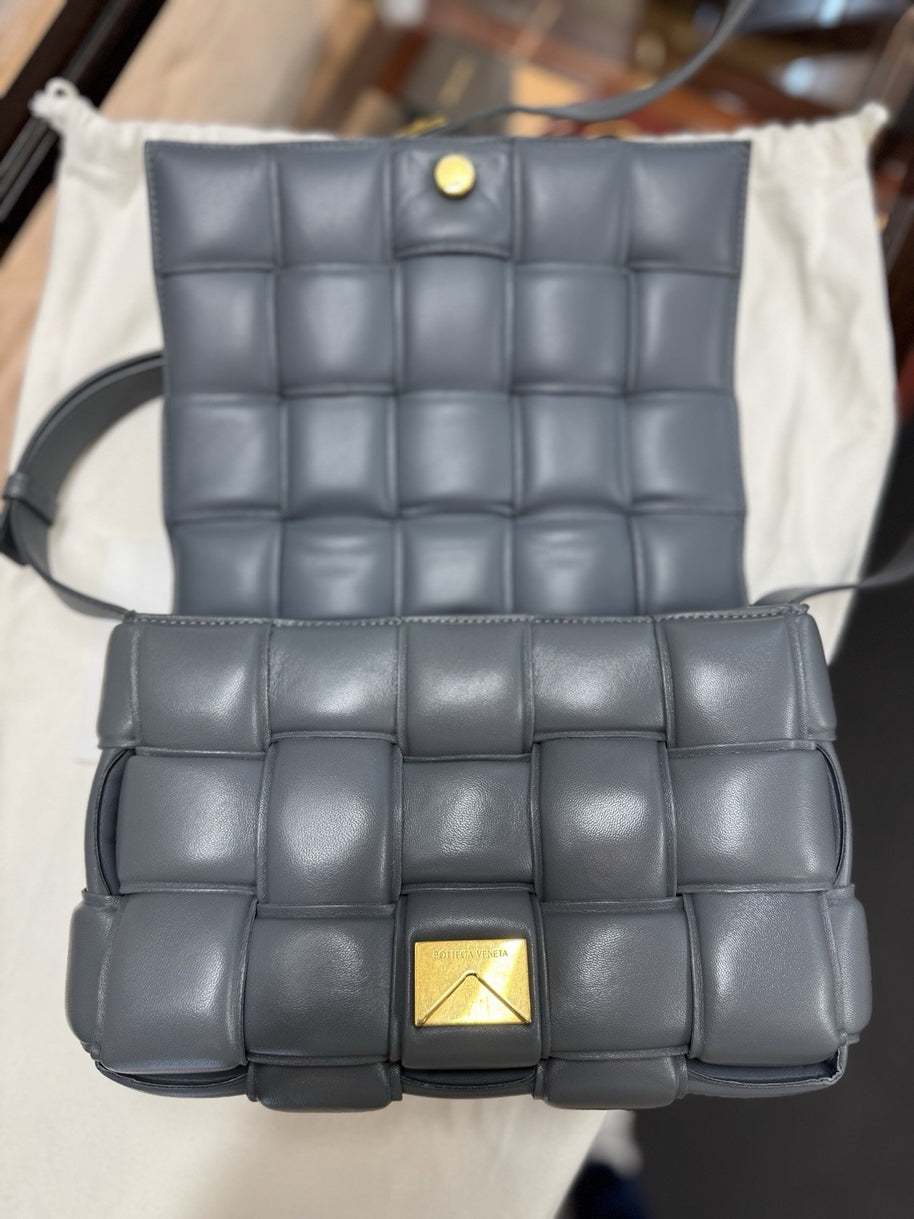 Bottega Veneta Padded Cassette Medium Grau Leder & Gold HW