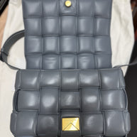 Bottega Veneta Padded Cassette Medium Grau Leder & Gold HW
