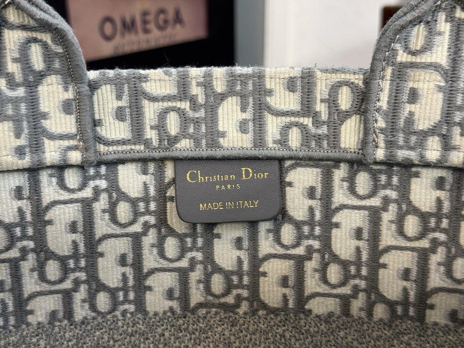 Mittelgroße Dior Book Tote Medium Tasche mit Oblique Stickerei in Grau