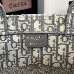 Mittelgroße Dior Book Tote Medium Tasche mit Oblique Stickerei in Grau
