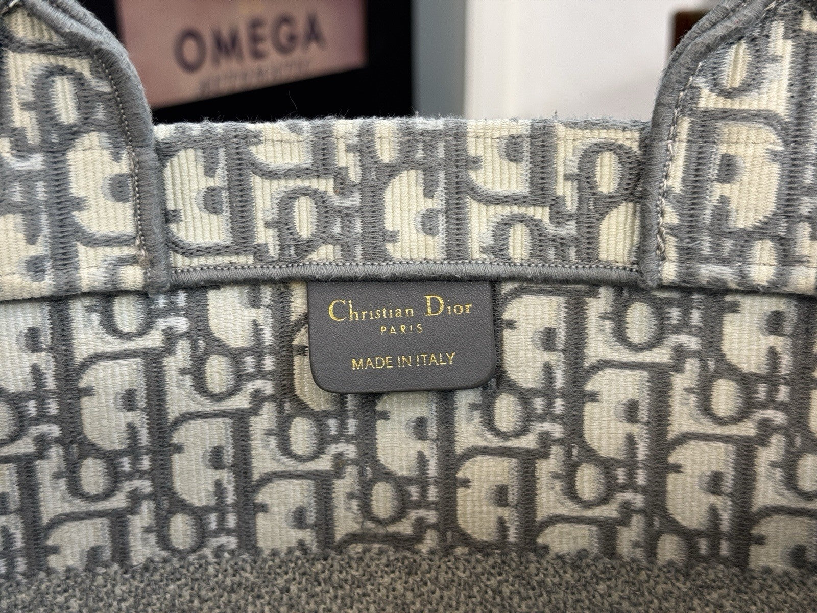 Mittelgroße Dior Book Tote Medium Tasche mit Oblique Stickerei in Grau