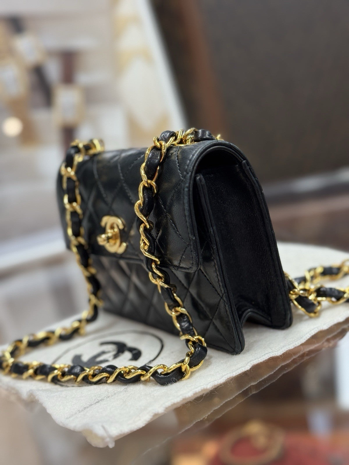 Chanel Flap Bag Classic Lambskin Leder Schwarz & Gold Vintage Mini Nano