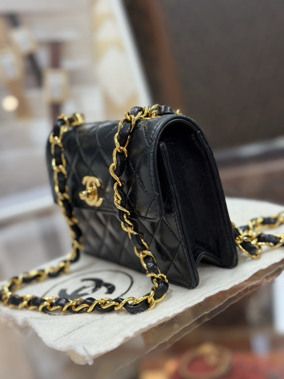 Chanel Flap Bag Classic Lambskin Leder Schwarz & Gold Vintage Mini Nano