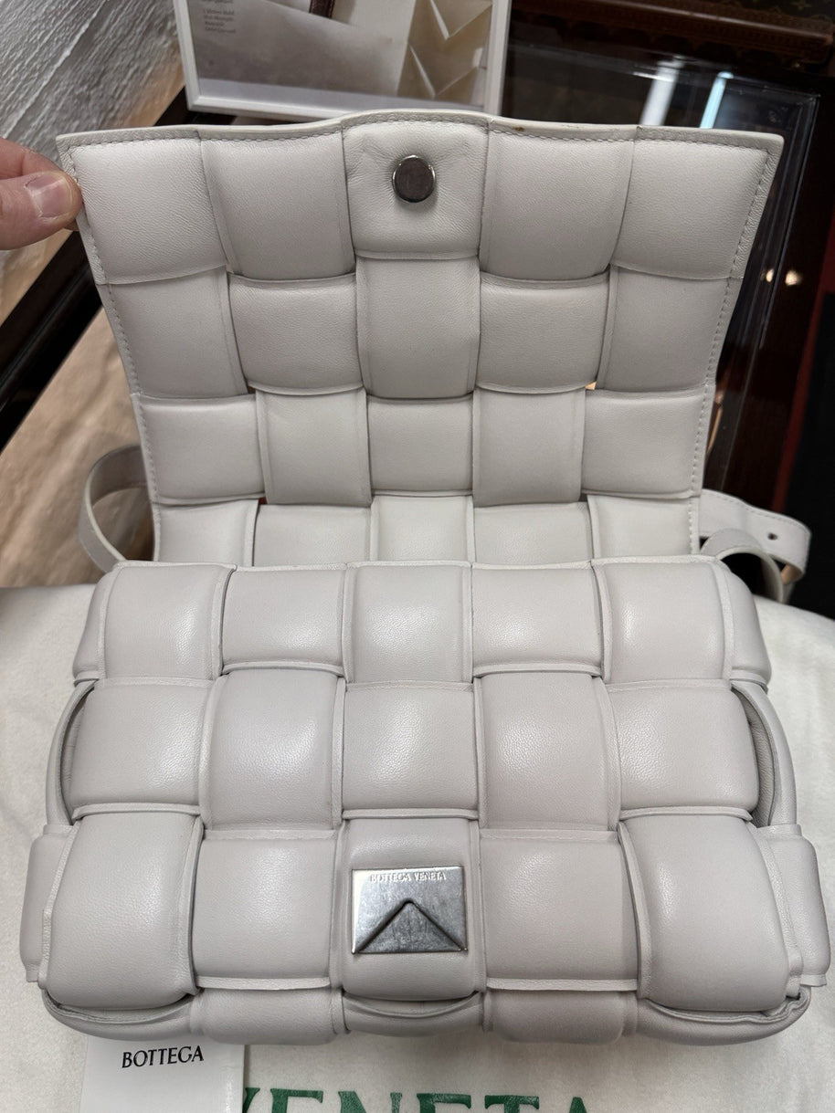 Bottega Veneta Padded Cassette Medium Weiss Leder Shoulder Bag