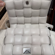 Bottega Veneta Padded Cassette Medium Weiss Leder Shoulder Bag