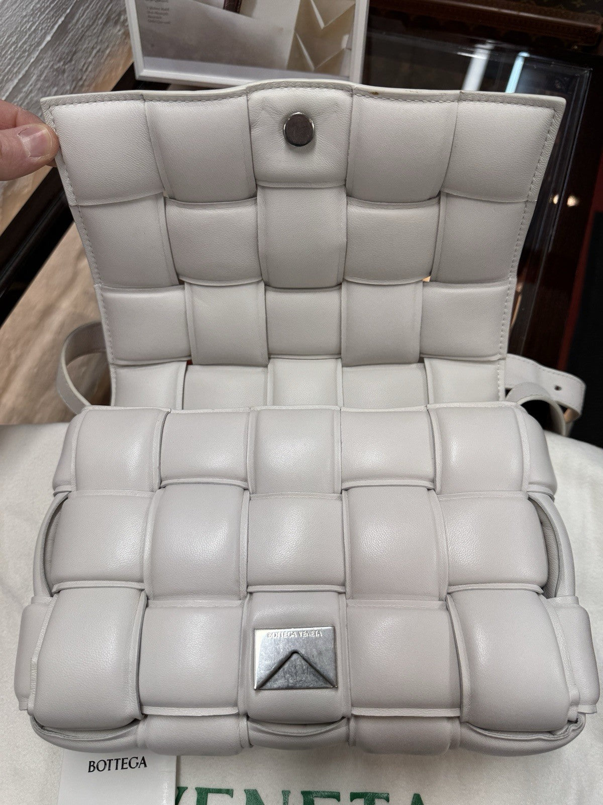Bottega Veneta Padded Cassette Medium Weiss Leder Shoulder Bag