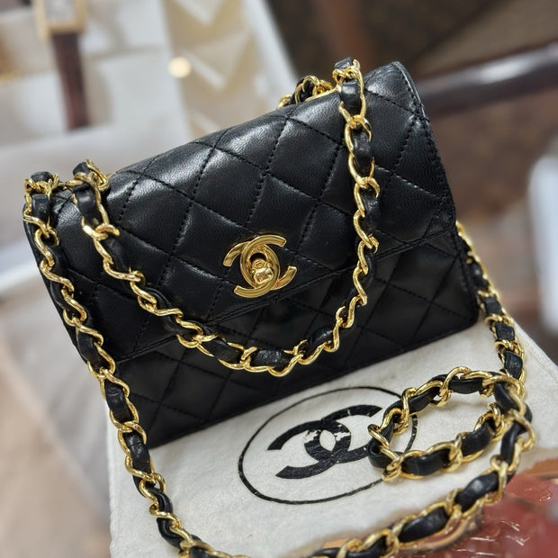 Chanel Flap Bag Classic Lambskin Leder Schwarz & Gold Vintage Mini Nano