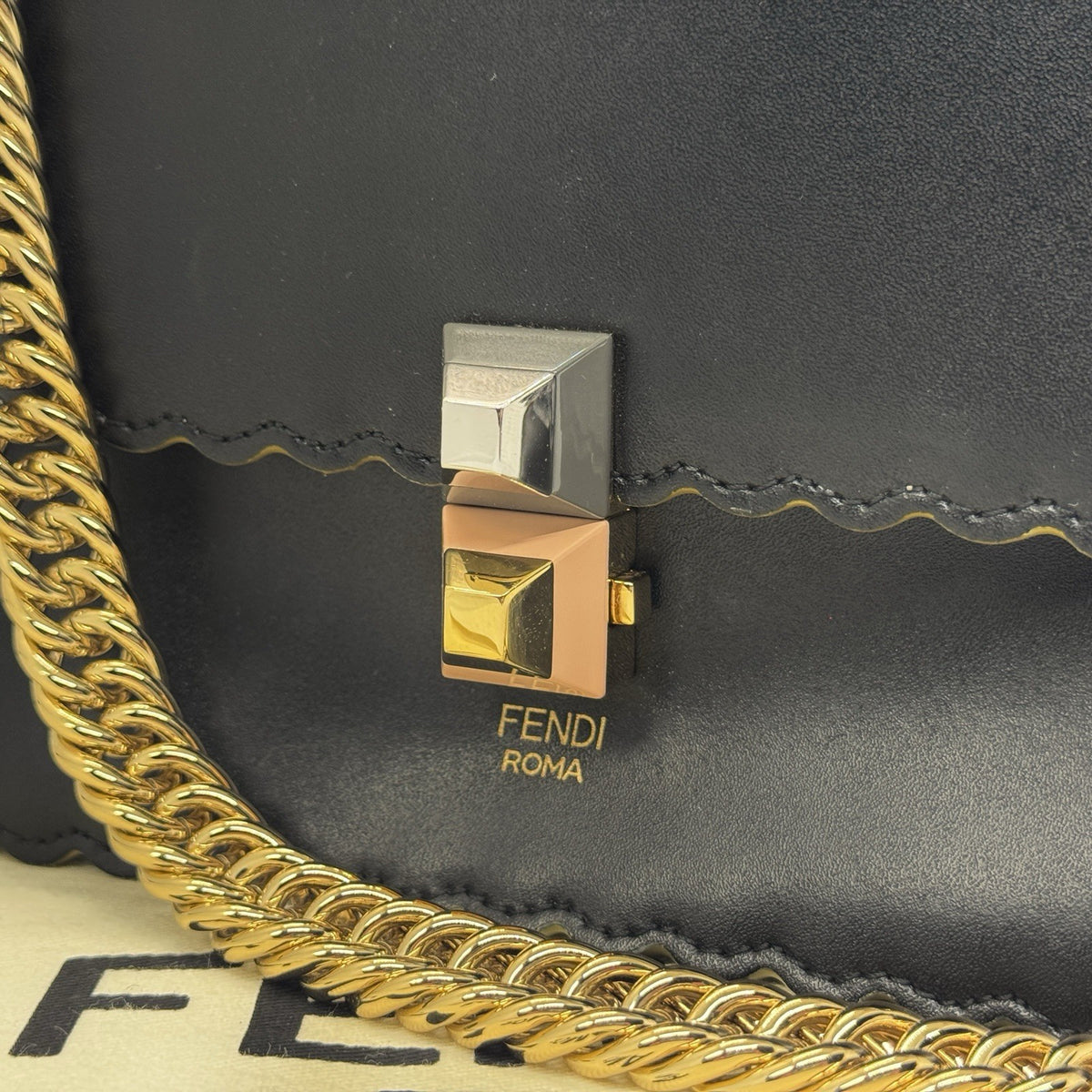 Fendi Kan I Umhängetasche Leder Schwarz / Gold mit Wellenrand