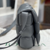 Bottega Veneta Padded Cassette Medium Grau Leder & Gold HW
