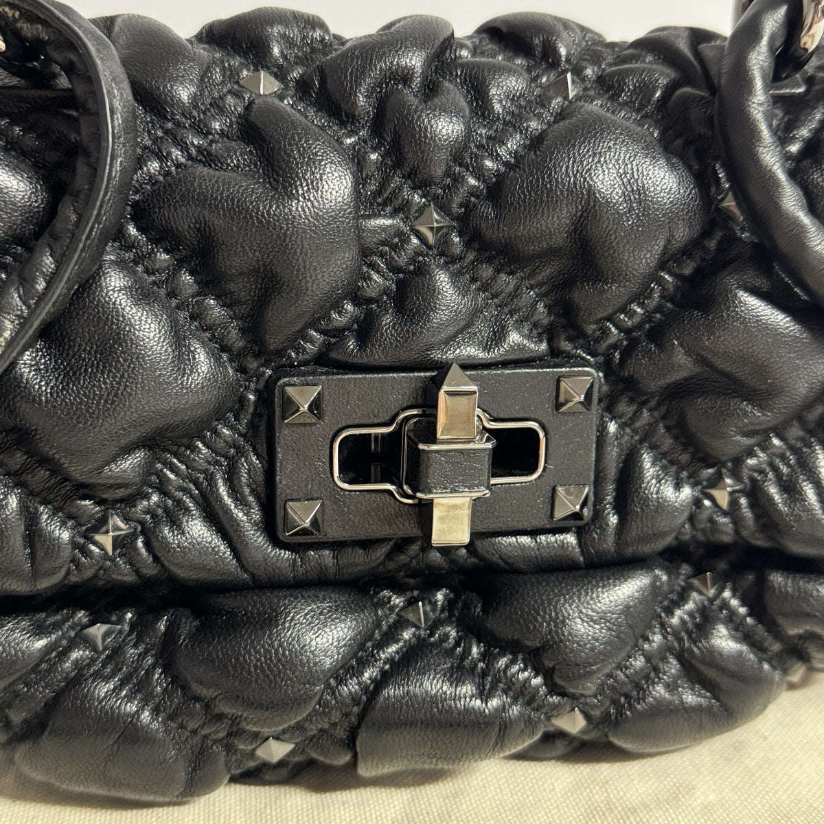 Valentino Garavani Spikeme Rockstud Puffer Leder Kleine Umhängetasche Schwarz