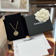 Chanel A99056 Halskette mit CC Münzanhänger Vergoldet