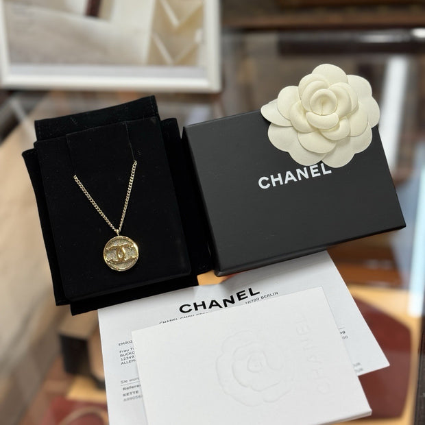 Chanel A99056 Halskette mit CC Münzanhänger Vergoldet