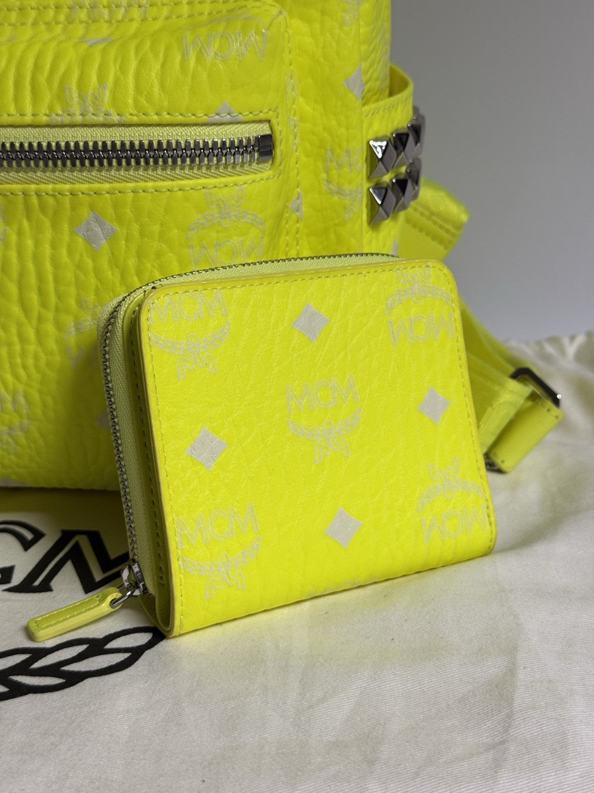MCM Stark Rucksack + Portemonnaie Visetos Neon Gelb