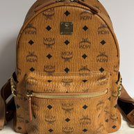 MCM Stark Rucksack + Portemonnaie Flight Print Visetos Cognac