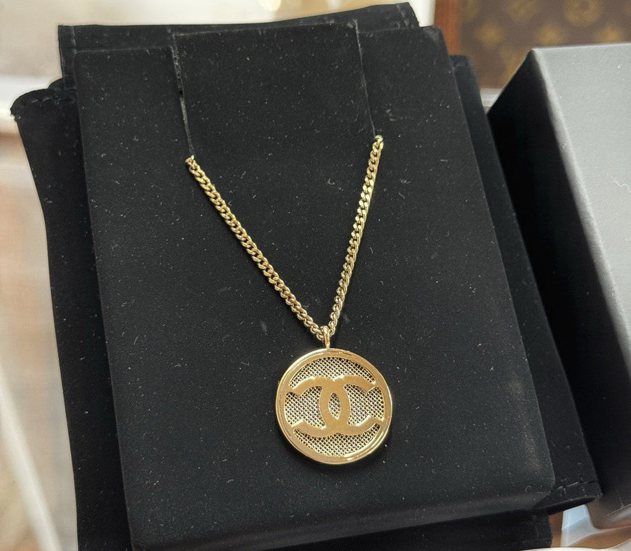 Chanel A99056 Halskette mit CC Münzanhänger Vergoldet