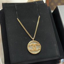 Chanel A99056 Halskette mit CC Münzanhänger Vergoldet
