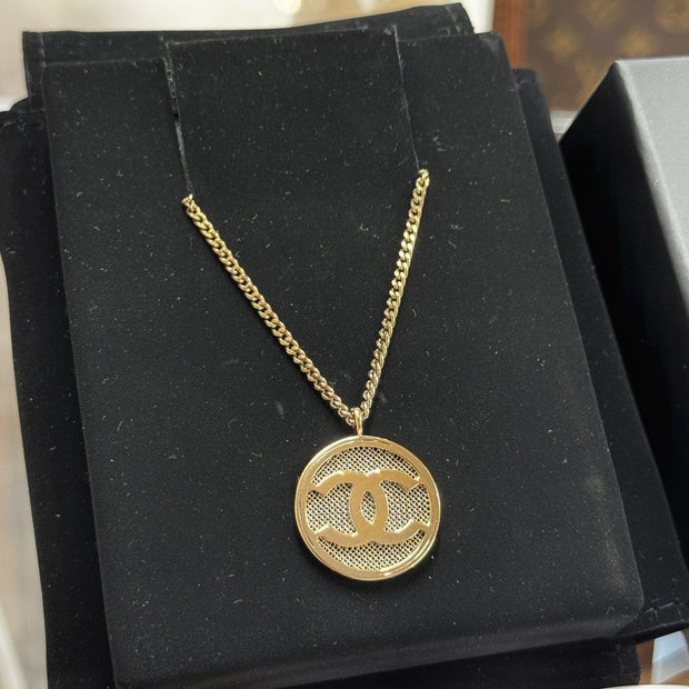 Chanel A99056 Halskette mit CC Münzanhänger Vergoldet