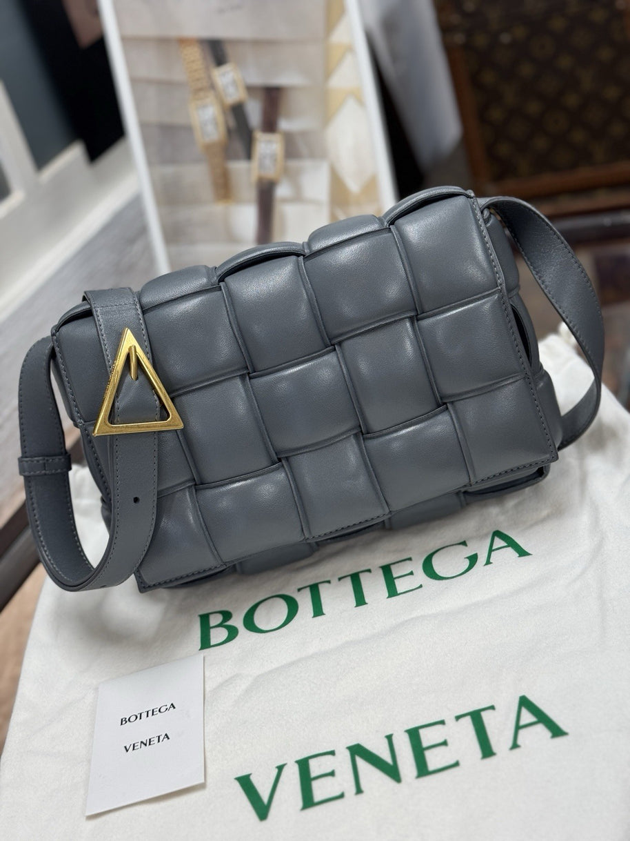 Bottega Veneta Padded Cassette Medium Grau Leder & Gold HW